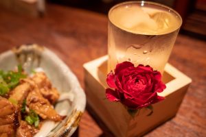 日本酒に薔薇の花